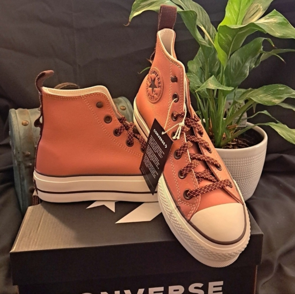Converse  women size 7 ctas lift